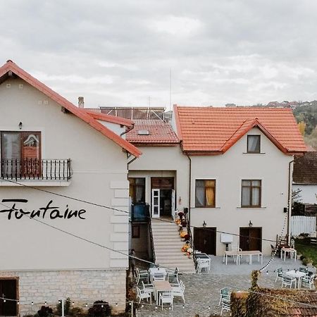 La Fontaine Hotell Hunedoara Exteriör bild