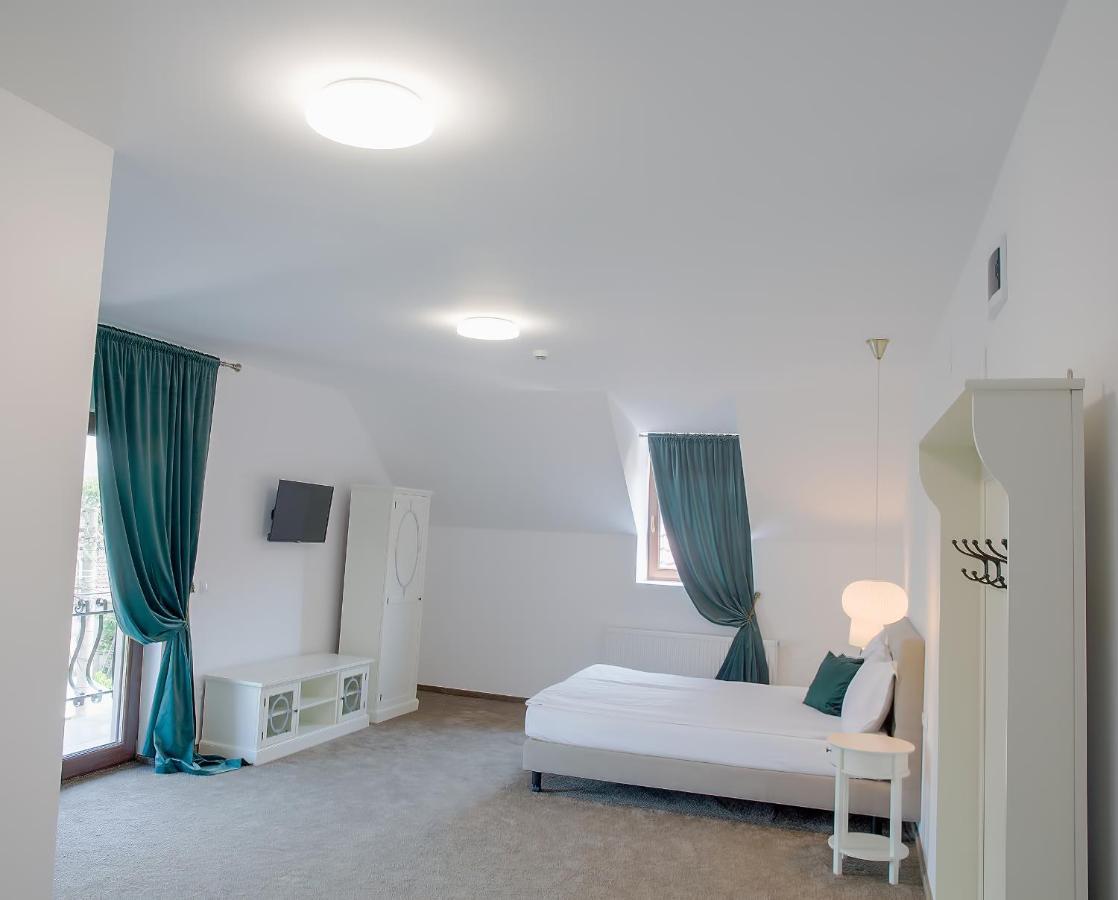 La Fontaine Hotell Hunedoara Rum bild