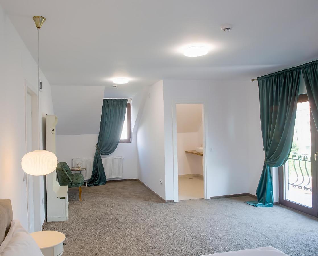 La Fontaine Hotell Hunedoara Exteriör bild