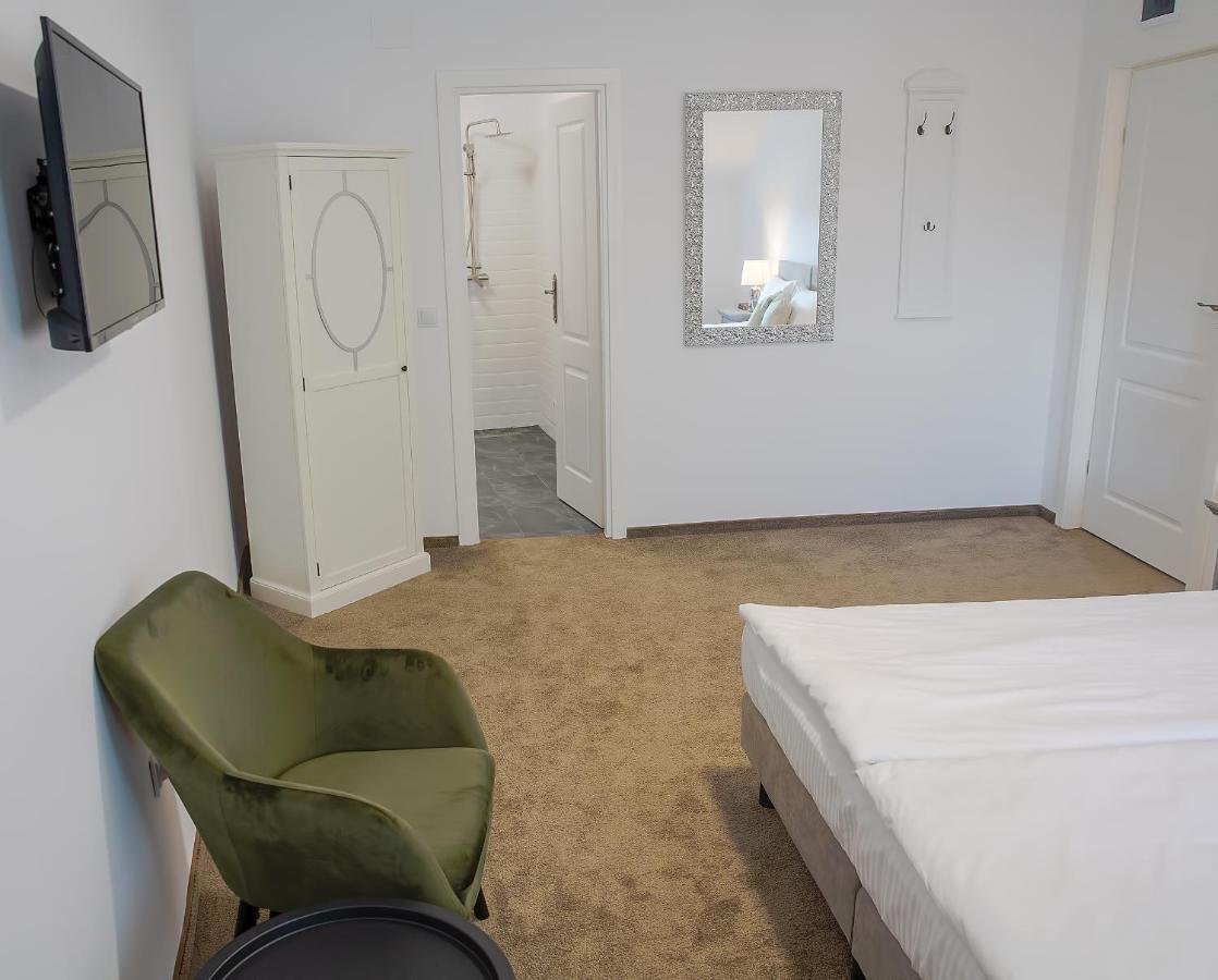 La Fontaine Hotell Hunedoara Exteriör bild
