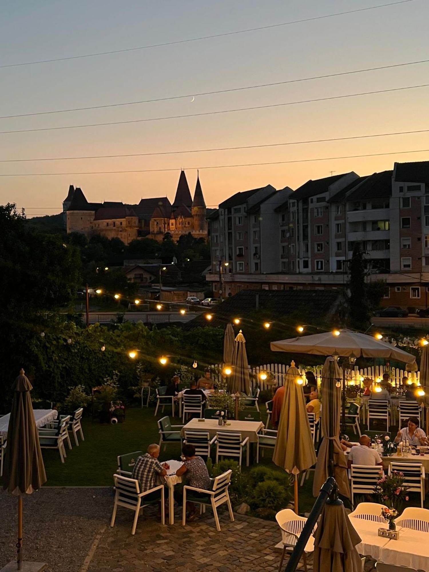 La Fontaine Hotell Hunedoara Exteriör bild